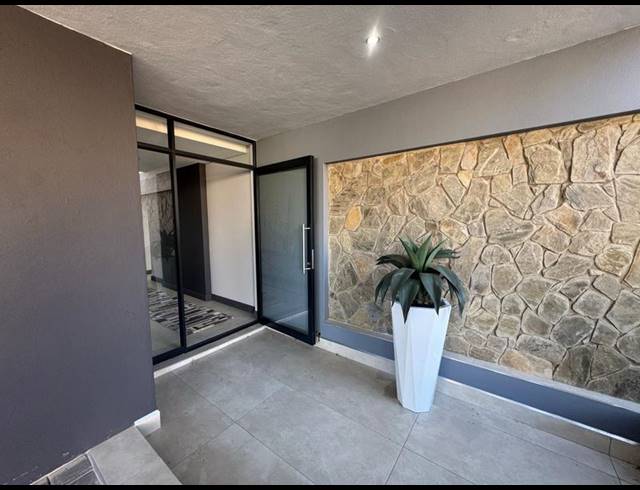 4 BEDROOM HOUSE FOR SALE IN MIDSTREAM ESTATE